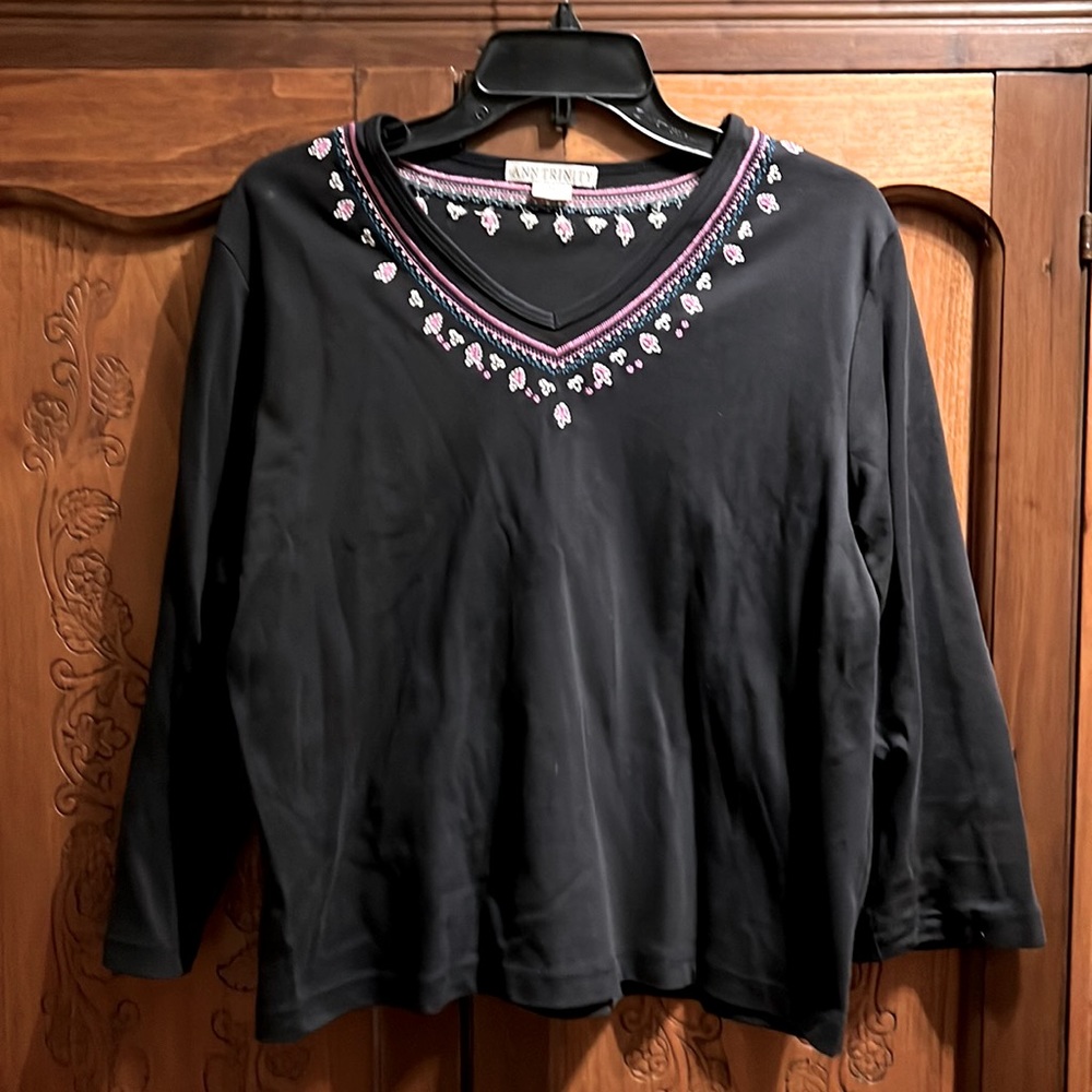 Ann Trinity top with appliqué around the neck